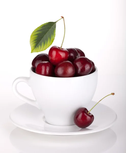 Reife Kirschen in einer Kaffeetasse — Stockfoto