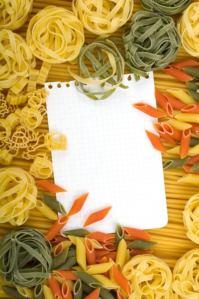 Bir not kağıdına İtalyan makarna arka plan — Stok fotoğraf