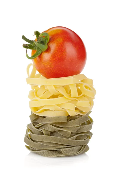 İtalyan makarna üstüne kiraz domates ile — Stok fotoğraf