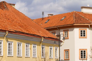 Kırmızı kiremit çatı vilnius eski şehir binaları