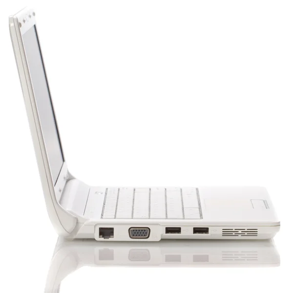 Білий відкритий ноутбук на білому тлі — стокове фото