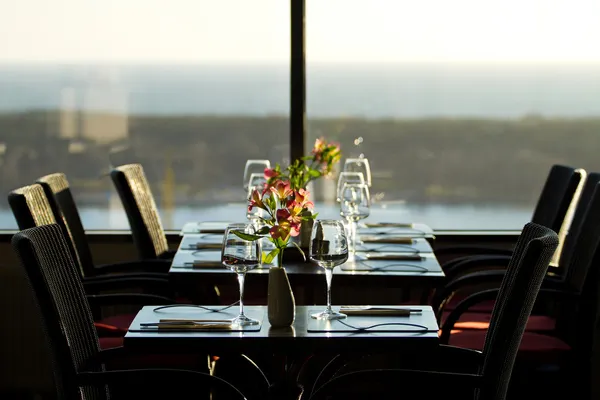 Moderní restaurace interiér s malebným výhledem na moře — Stock fotografie