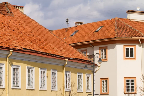 Techo de teja roja de los edificios del casco antiguo de Vilna — Foto de Stock