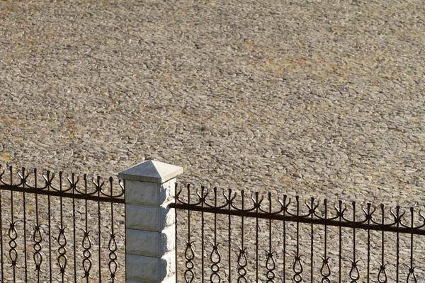 Vieille cour pavée pavée derrière la clôture — Photo