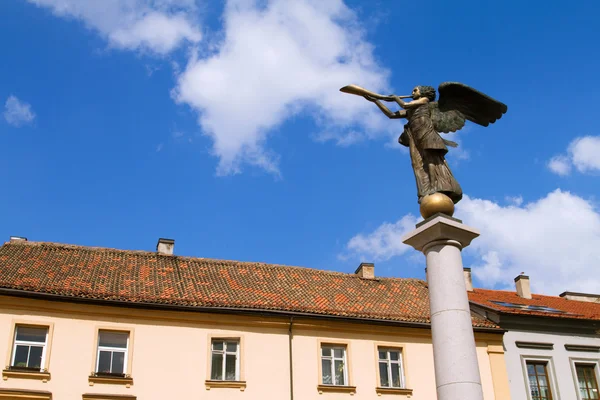 Estátua de um anjo em Uzupio, um bairro artístico em Vilnius — Fotografia de Stock