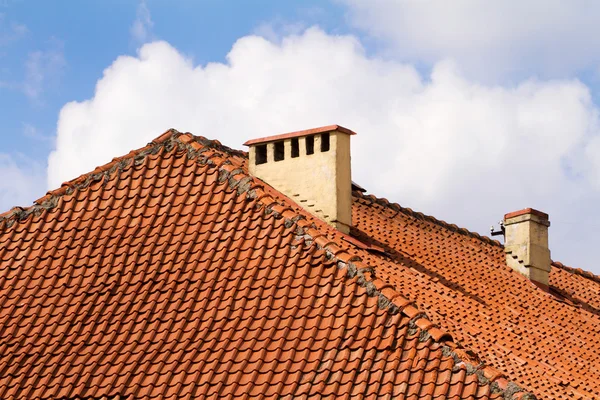 Techo de teja roja de los edificios del casco antiguo de Vilna — Foto de Stock