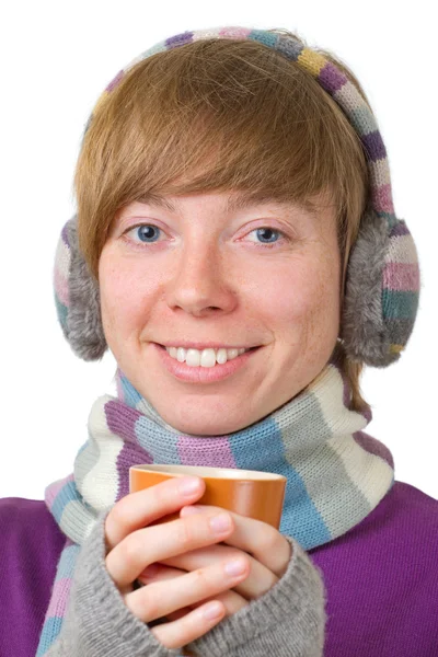 Αρκετά χαμογελαστό κορίτσι με χειμωνιάτικα ρούχα με το ένα φλιτζάνι ζεστό ρόφημα — Φωτογραφία Αρχείου