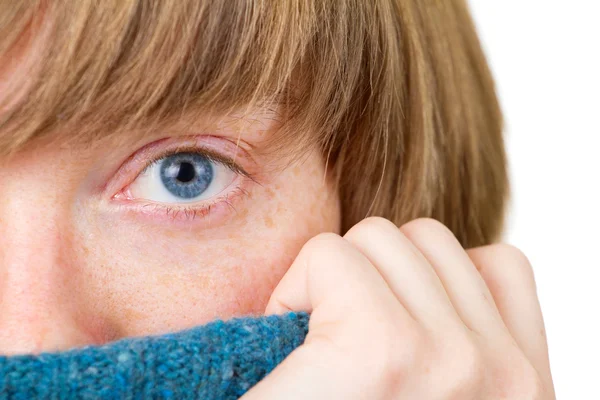 Un primo piano con gli occhi blu. Ritratto invernale di una giovane donna — Foto Stock