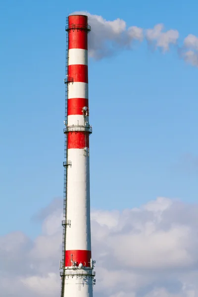 青い空を背景に煙を持つ植物パイプ — ストック写真