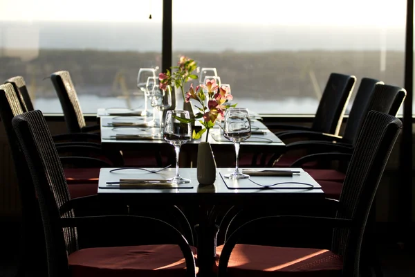 Современный интерьер ресторана с живописным видом на море — стоковое фото