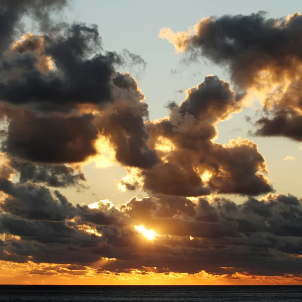 구름이 덮인 아름다운 석양 하늘 — 스톡 사진