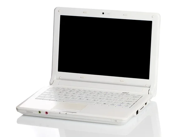 Portátil blanco abierto con pantalla negra sobre fondo blanco — Foto de Stock