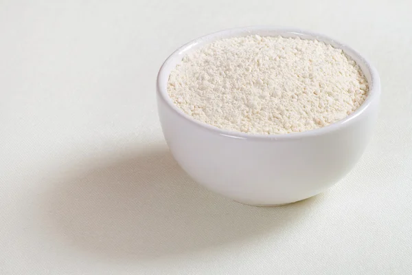 白い背景の上のプレートの小麦粉 — ストック写真