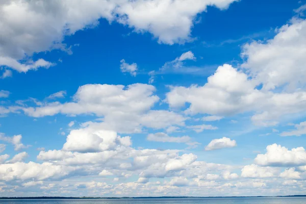 Прекрасное голубое небо с белыми облаками — стоковое фото