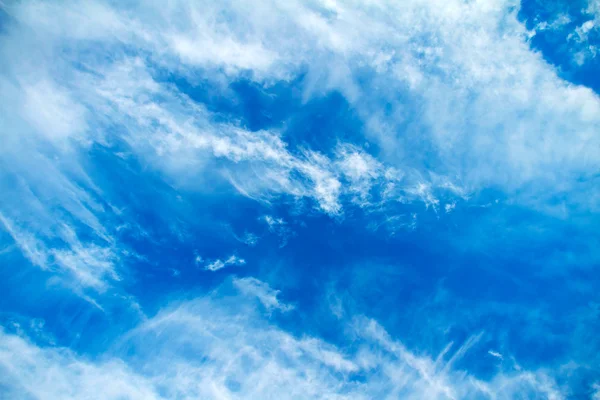 Прекрасное голубое небо с белыми облаками — стоковое фото
