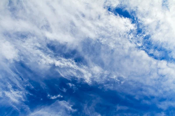 Güzel mavi gökyüzü beyaz bulutlar ile — Stok fotoğraf
