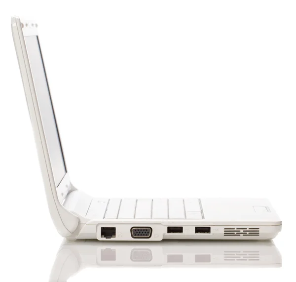 Vita öppna laptop med svart skärm på vit bakgrund — Stockfoto