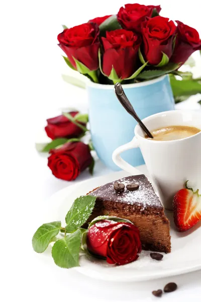 Pedazo de pastel de chocolate con café — Foto de Stock