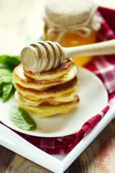 Pila di frittelle con miele — Foto Stock