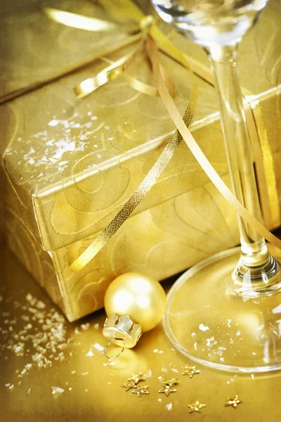 Julklapp och champagne — Stockfoto