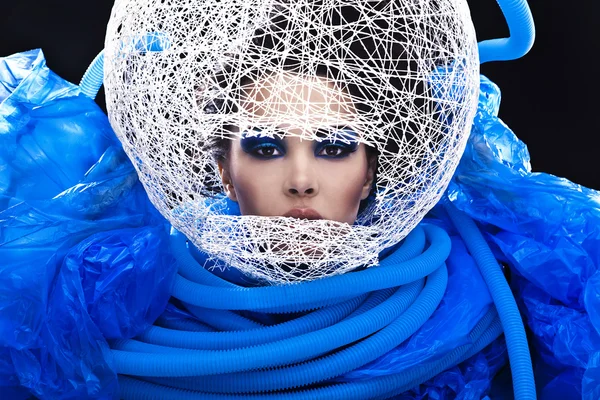 Futurista bela jovem rosto feminino com maquiagem de moda azul . — Fotografia de Stock