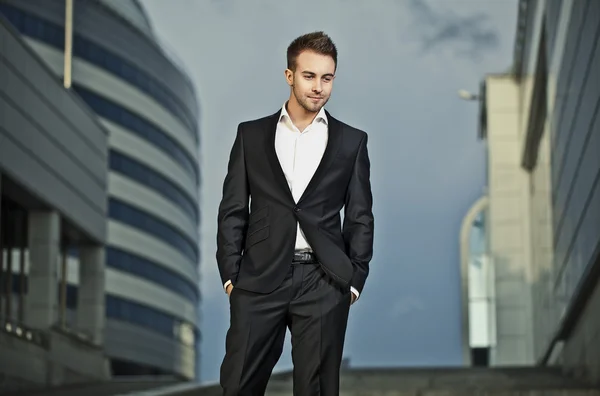 Jovem empresário pose ao ar livre . — Fotografia de Stock