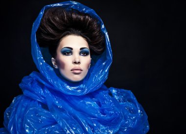 fütüristik güzel genç kadın yüzü mavi moda makyaj ile.