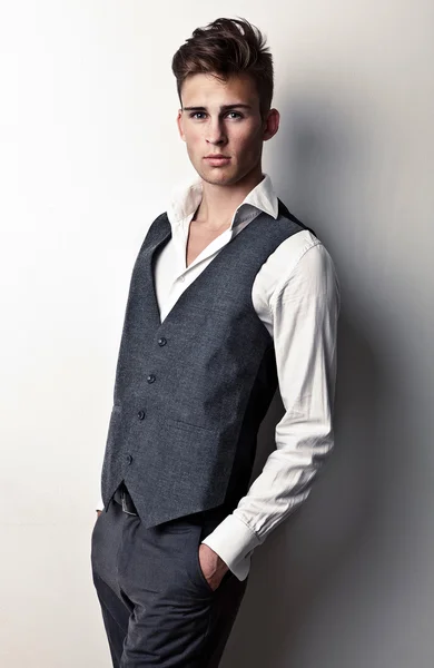 Eleganter junger gutaussehender Mann. Modeporträt im Studio. — Stockfoto