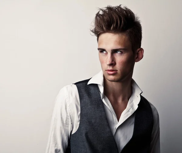 Elegantní mladý pohledný muž. Studio módní portrét. — Stock fotografie