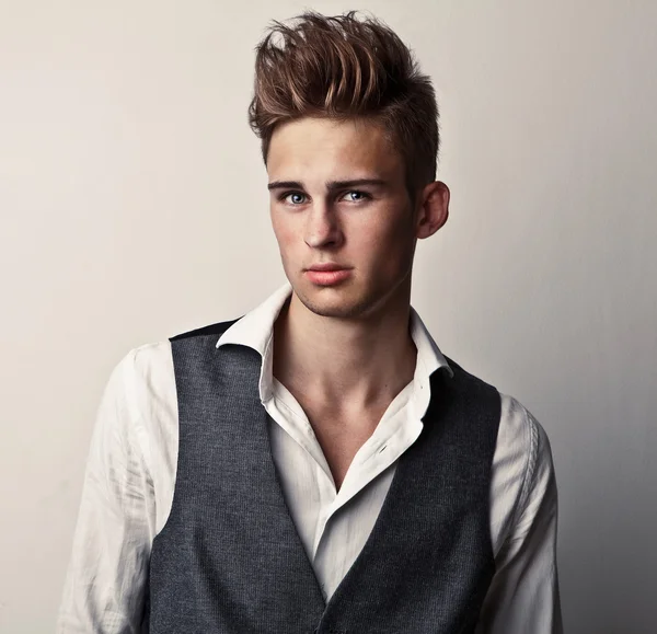 Elegant young handsome man. Studio fashion portrait. — Stock Photo, Image