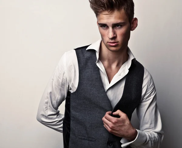 Elégant jeune homme beau. Studio portrait de mode. — Photo