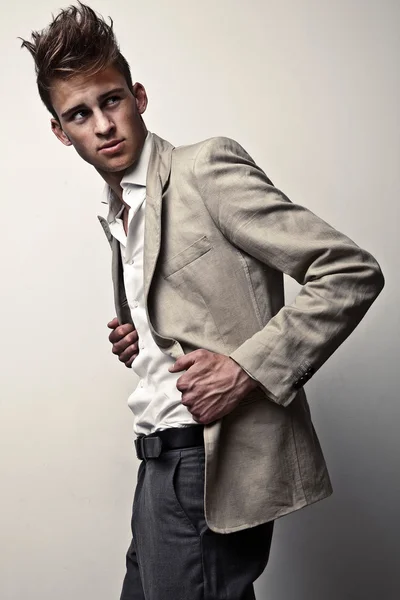 Elegante joven apuesto hombre. Estudio retrato de moda. —  Fotos de Stock