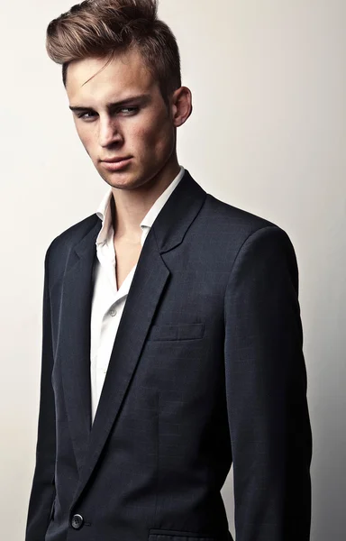 Zarif genç yakışıklı adam. Stüdyo moda portresi. — Stok fotoğraf