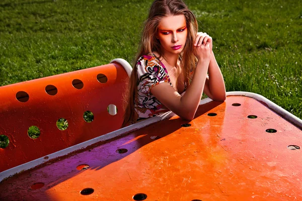 Retrato incrível de bela jovem posando ao ar livre . — Fotografia de Stock