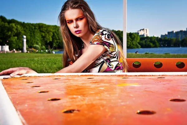 Retrato incrível de bela jovem posando ao ar livre . — Fotografia de Stock