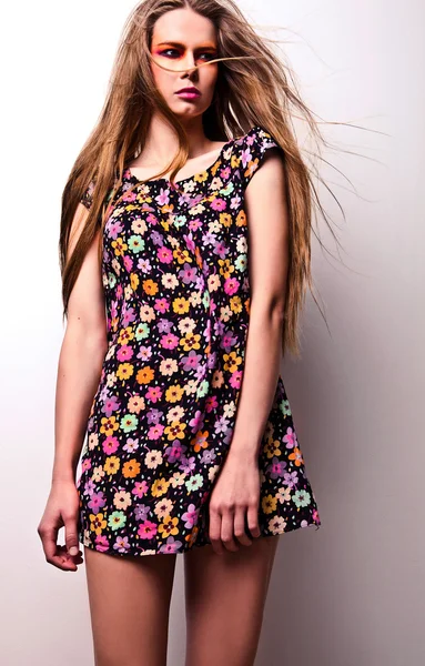 밝고 아름 다운 젊은 여성의 얼굴 색된 메이크업 패션. — 스톡 사진