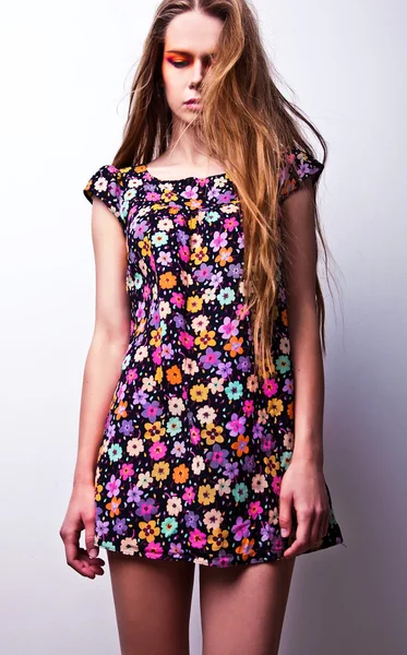 밝고 아름 다운 젊은 여성의 얼굴 색된 메이크업 패션. — 스톡 사진