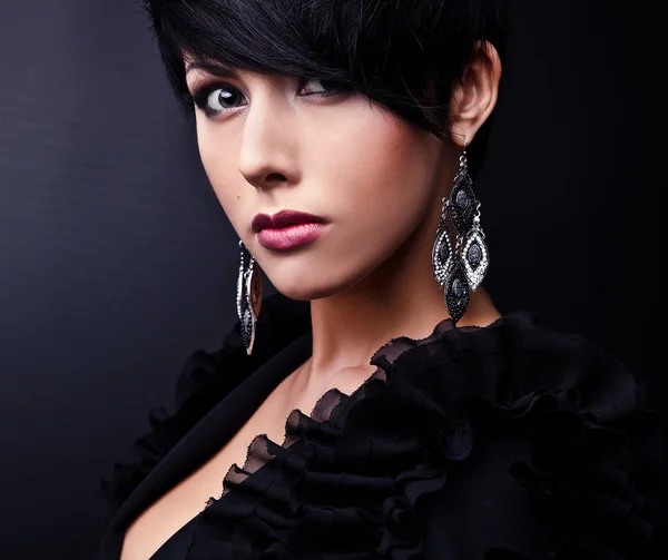 Gyönyörű nő fekete klasszikus ruha pózol a stúdióban. — Stock Fotó