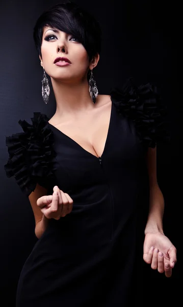 Piękna kobieta na czarnej klasycznej pozycji sukienki w studio. — Zdjęcie stockowe