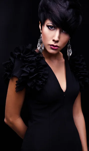 Bella donna su abito classico nero posa in studio. — Foto Stock
