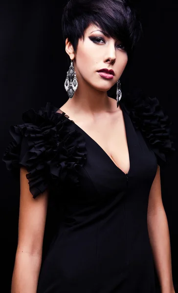 Siyah klasik elbiseli güzel bir kadın stüdyoda poz veriyor.. — Stok fotoğraf
