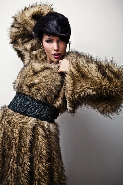 Elegante donna alla moda in pelliccia. Foto di moda . — Foto Stock
