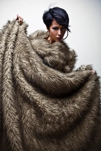 Elegant fashionabla kvinna i päls. mode foto. — Stockfoto