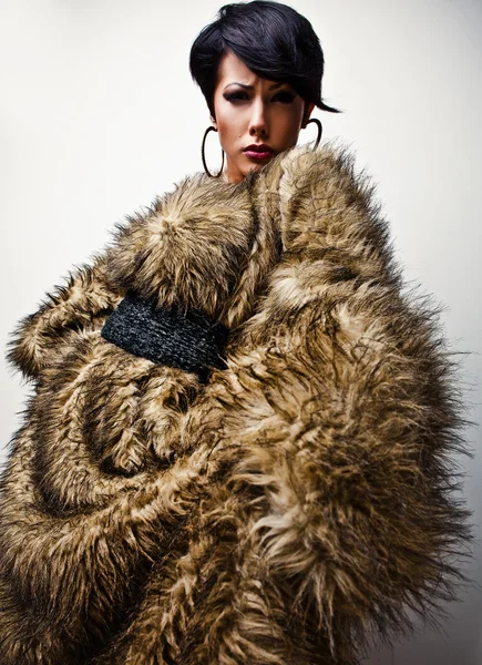 Κομψά μοντέρνα γυναίκα στη γούνα. μόδα φωτογραφία. — Φωτογραφία Αρχείου