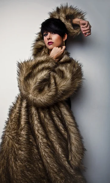 Elegant fashionable woman in fur. Fashion photo. — Stock Photo, Image