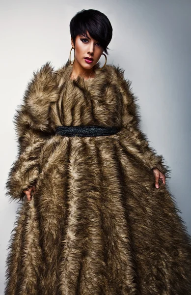 エレガントなファッショナブルな女性の毛皮のコート。ファッション写真. — ストック写真