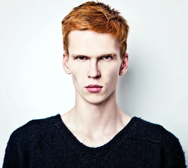 Młode czerwone włosy człowieka na jasnym tle. — Zdjęcie stockowe