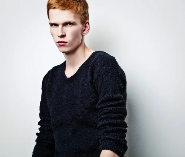Giovane uomo dai capelli rossi su sfondo chiaro . — Foto Stock