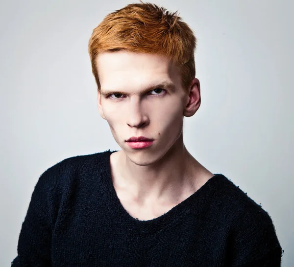 Vörös hajú fiatalember világos háttér. — Stock Fotó