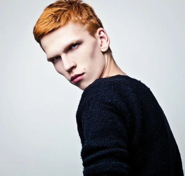 Červené vlasy mladík na světlé pozadí. — Stock fotografie